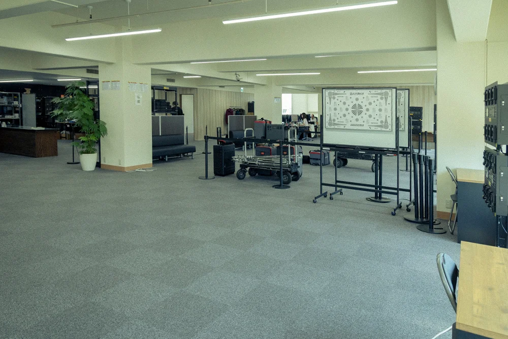 デイペイレンタル(DAYPAY RENTAL)東京オフィスの広いフロアと設備の様子