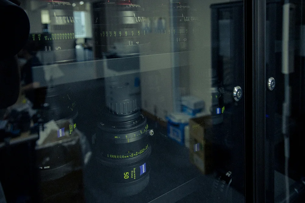 ガラスケース内に保管されているZEISS Supreme Primeなどの業務用カメラレンズ
