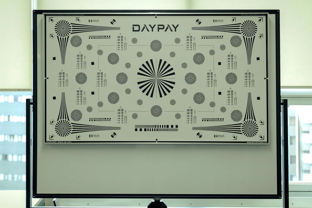 DAYPAYのロゴが入ったフォーカスチャート(解像度テスト用チャート)がスタンドに設置されている様子。