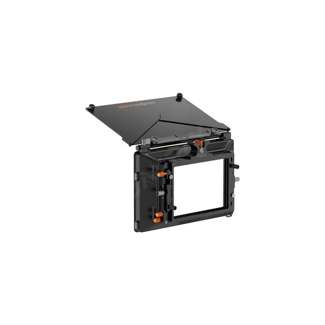 デイペイレンタル｜DAYPAY RENTALでレンタル可能なBright Tangerine Misfit Kick Mk II マットボックスの全体像。カーボンファイバー製の本体とトップフラッグを備えた撮影機材レンタル用の製品詳細画像です。