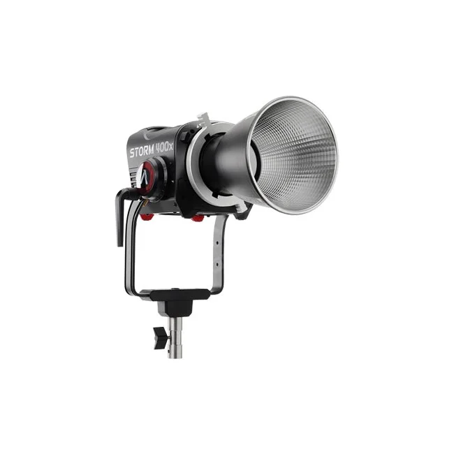 Aputure STORM 400x 本体とリフレクター、ヨークフレームの斜め前方からの外観
