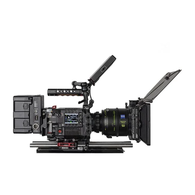 RED V-RAPTOR [X] 8K VV シネマカメラ側面、レンズおよびリグ装着状態