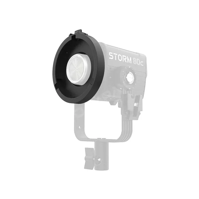 Aputure STORM 80c Bowens Mount Adapterの正面斜め方向から見た取付部の詳細画像。デイペイレンタル｜DAYPAY RENTALの撮影機材レンタルでご利用いただける照明アクセサリーです。