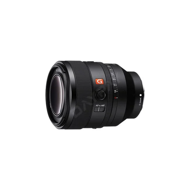Sony FE 50mm F1.2 GM レンズの側面およびフォーカスリング周辺を斜めから捉えた製品画像。デイペイレンタル|DAYPAY RENTALのカメラレンタル・撮影機材レンタルでご利用いただける単焦点レンズです。