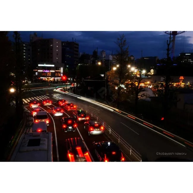 H&Y 100x100mm White Promistフィルターを使用した夜間の街並みと車のテールランプの作例画像