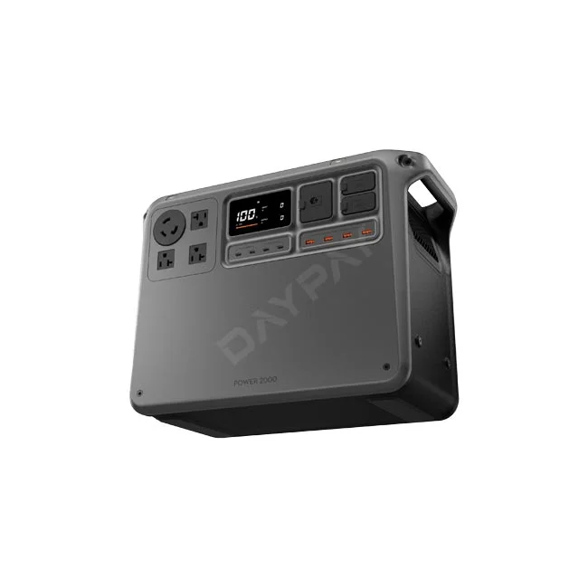 DJI Power 2000 本体前面の液晶ディスプレイ、出力端子、電源ボタン周辺の様子