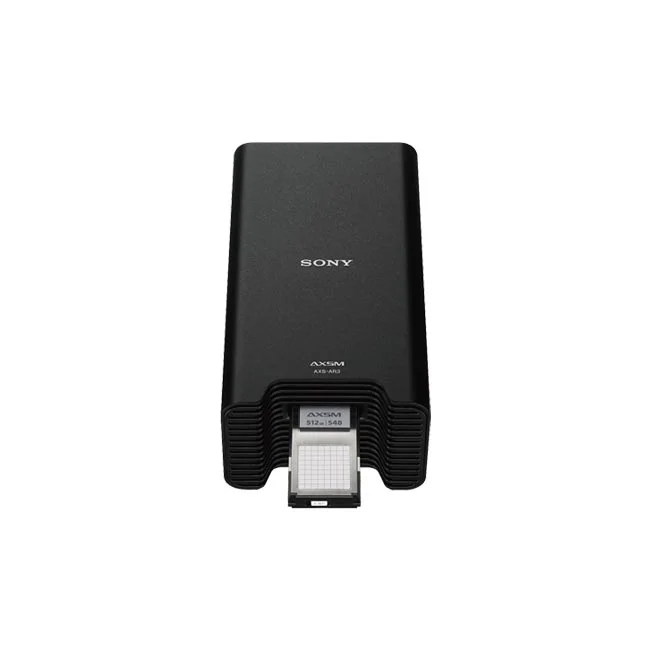 Sony AXSメモリーカードリーダー 本体正面と挿入されたAXSメモリーカード