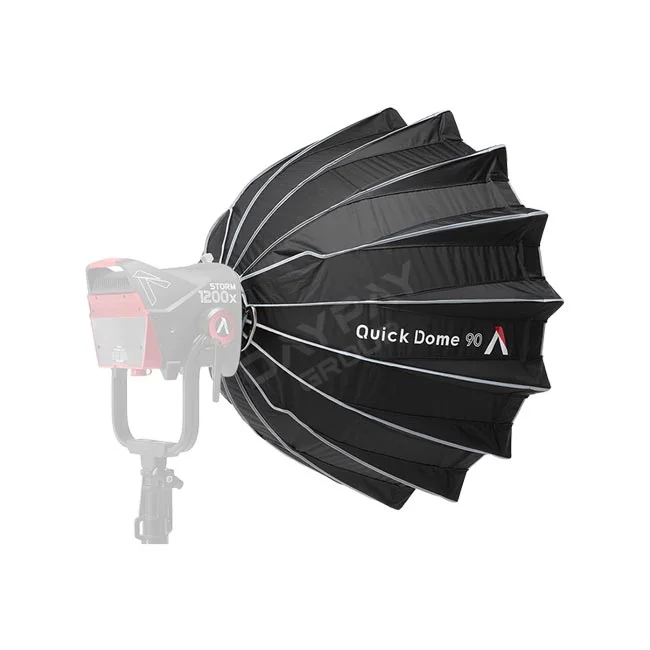 Aputure Quick Dome 90 ソフトボックスの装着状態（ライト本体に取り付けられた斜めからの全体像）