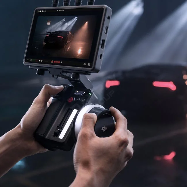 DJI Focus Pro Hand Unit Kit 操作部とモニターの使用状態