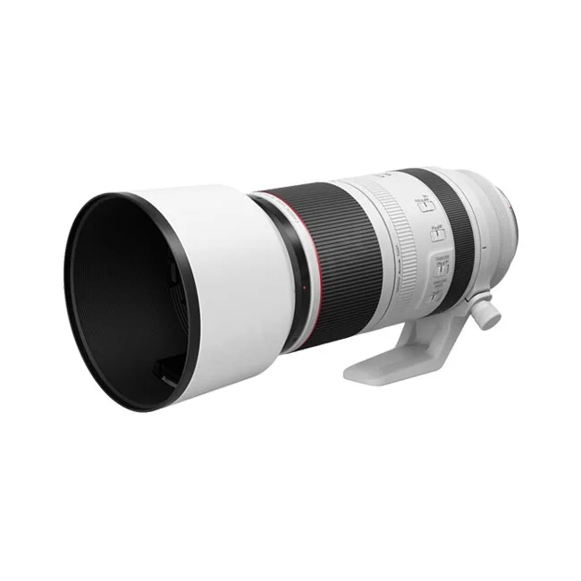 Canon RF100-500mm F4.5-7.1L IS USM レンズフードおよび三脚座装着状態の斜めからの外観