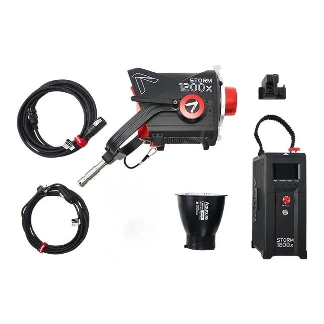 Aputure STORM 1200x 本体とコントロールボックス、電源ケーブル、リフレクターなどの同梱物一式