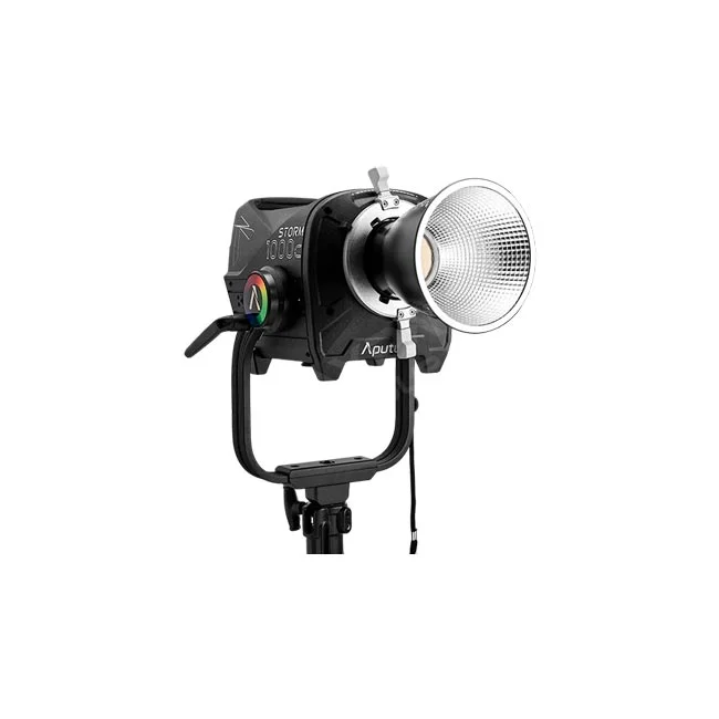 デイペイレンタル｜DAYPAY RENTALで取扱中のAputure STORM 1000c LEDスポットライトの斜め前からの本体およびリフレクター装着状態の撮影機材レンタル詳細画像
