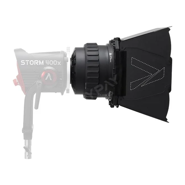 Aputure STORM 400xにCF7フレネルレンズと8枚羽根バーンドアを装着した側面の状態。撮影機材レンタルならデイペイレンタル｜DAYPAY RENTAL