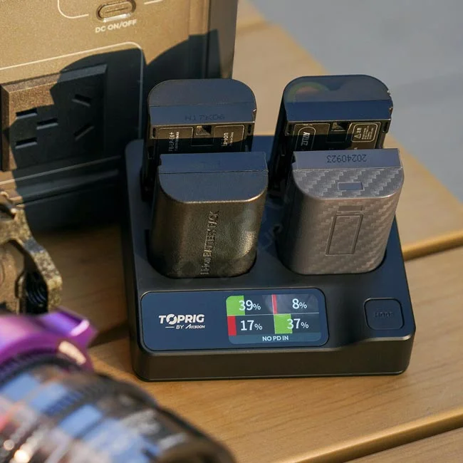 Accsoon TOPRIG 4-Bay LP-E6 Fast Charger 本体と液晶ディスプレイおよび装着されたバッテリー