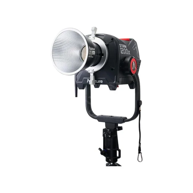 Aputure STORM 1200x 本体とリフレクター、ヨークフレーム、スタンド装着状態の斜め前からの外観