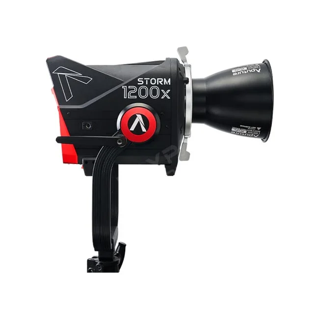 Aputure STORM 1200x 本体側面およびリフレクター装着状態
