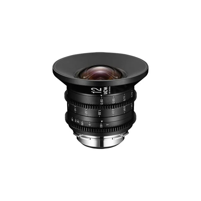 ラオワ Laowa 12mm T2.9 Zero-D Cine シネレンズの正面斜め上からの外観。デイペイレンタル｜DAYPAY RENTALの撮影機材レンタルでご利用いただける超広角単焦点レンズのギアや前玉の構造を示す詳細画像