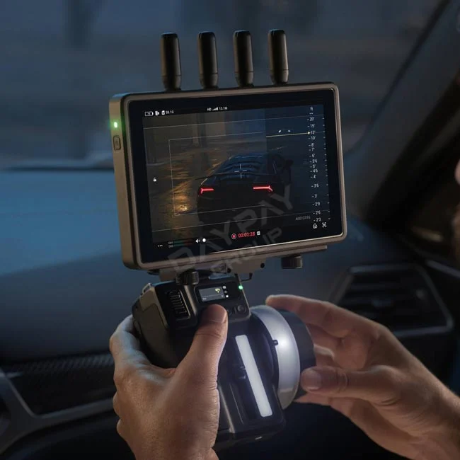 DJI High Bright Monitor Holder 装着状態のモニターとハンドユニット