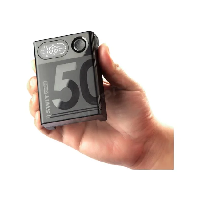 Swit OMNI-50S バッテリーを手に持ってサイズ感を示している状態