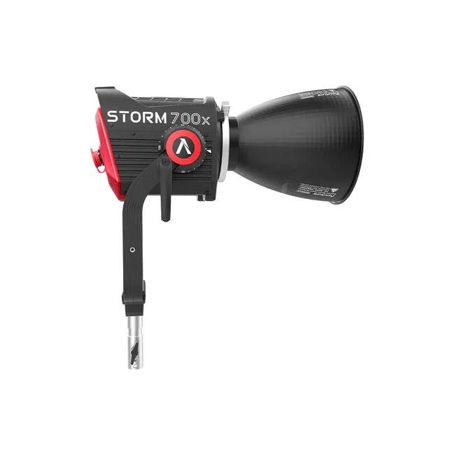 Aputure STORM 700x 本体側面およびリフレクター装着状態