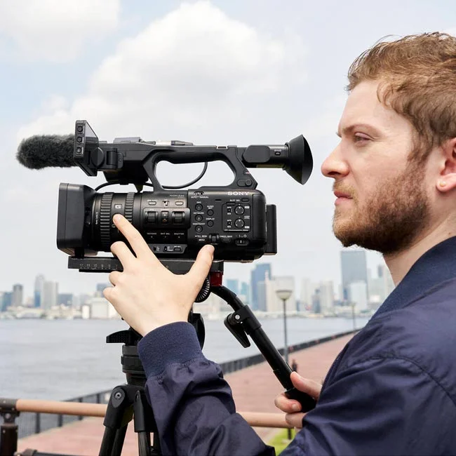 Sony PXW-Z200を三脚に据えて操作している様子