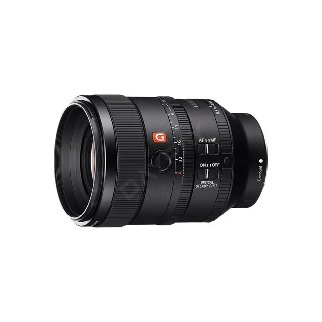 ソニーの単焦点レンズ「Sony FE 100mm F2.8 STF GM OSS」の側面全体をとらえた撮影機材レンタルの商品詳細画像。マクロ切り換えリングやAF/MFスイッチ、G Masterのロゴが確認できる外観。デイペイレンタル|DAYPAY RENTALのカメラレンタルでご利用いただけます。