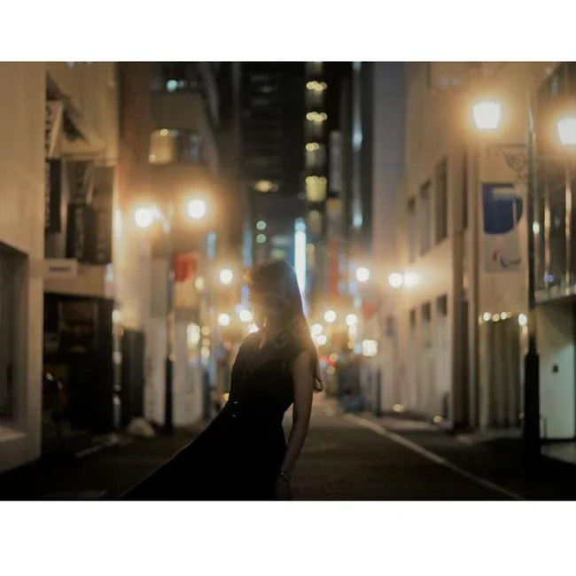 H&Y 100x100mm Black Mist ブラックミストフィルターを使用した作例：街灯の光が柔らかく拡散した夜景のポートレート