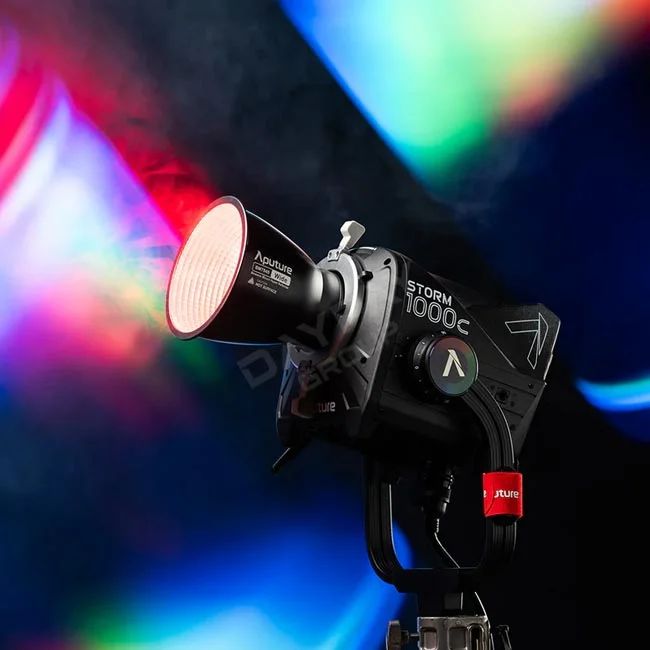 Aputure STORM 1000c LEDスポットライト本体の斜めからの外観。デイペイレンタル｜DAYPAY RENTALの撮影機材レンタルでご利用いただけるプロ用照明機材です。