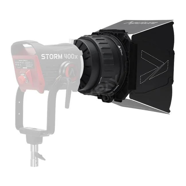 Aputure CF7 Fresnel and Barn Doors KitとAputure STORM 400xの装着状態を示す詳細画像。デイペイレンタル｜DAYPAY RENTALの撮影機材レンタルでご利用いただける照明アクセサリーの側面・斜めからの外観。