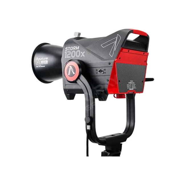 Aputure STORM 1200x 斜め後ろからの側面・スタンドマウント状態