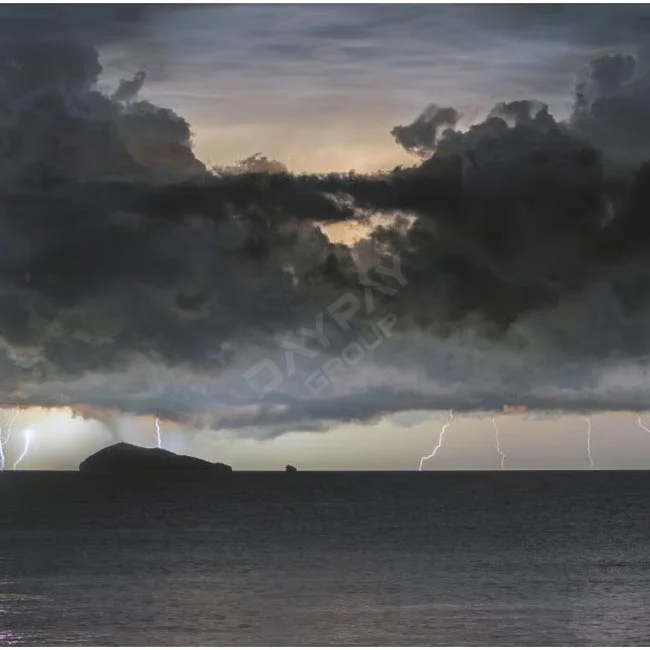 H&Y 100x150mm Center GND フィルターを使用した風景作例：海上の島と雷を伴う厚い雲の情景