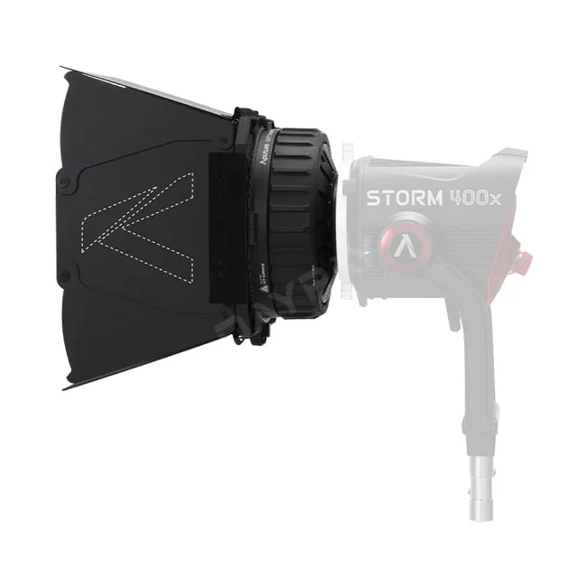 撮影機材レンタルならデイペイレンタル｜DAYPAY RENTAL。Aputure CF7 Fresnel and Barn Doors Kitのフレネルレンズと8枚羽根バーンドアを装着した側面の状態。