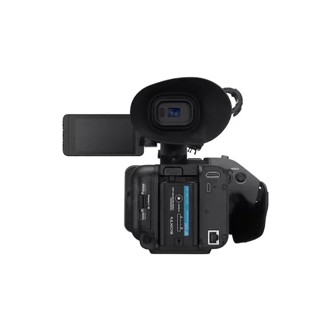 Sony HXR-NX800 の背面部（バッテリー装着部、ビューファインダー、展開した液晶モニター、端子類）
