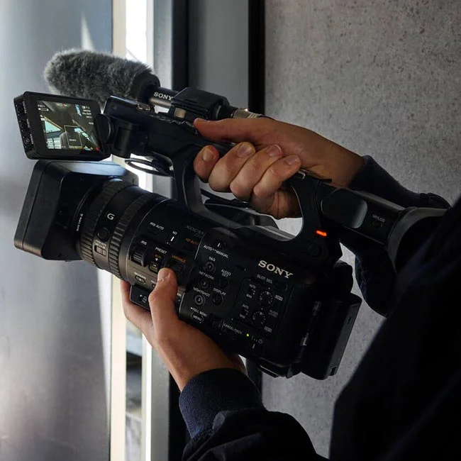 Sony HXR-NX800 操作時の側面・ハンドルの様子