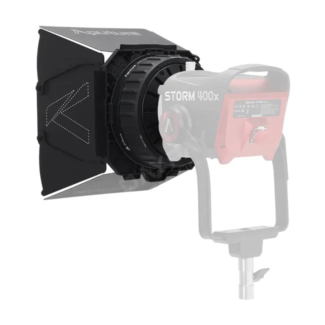 Aputure CF7 Fresnel and Barn Doors KitとAputure STORM 400xの装着状態を示す詳細画像。撮影機材レンタルならデイペイレンタル｜DAYPAY RENTAL。
