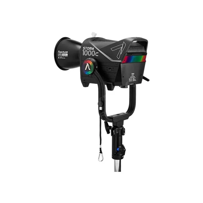 Aputure STORM 1000c LED照明の全体像とマウント部の詳細を示す撮影機材レンタル画像。デイペイレンタル｜DAYPAY RENTALで提供するプロ用照明機材の本体とスタンド装着状態。