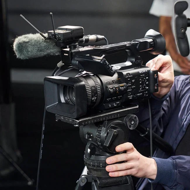 Sony HXR-NX800 三脚に設置され操作している状態の側面