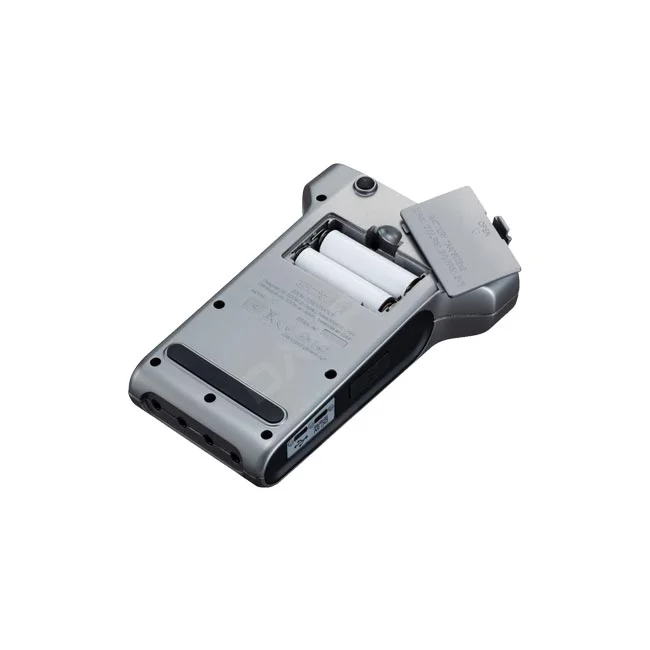 ZOOM PodTrak P4 レコーダー 電池蓋を開けた背面と電池収納部