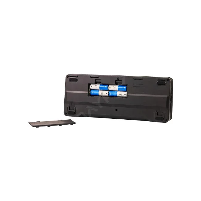 ZOOM LiveTrak L6 デジタルミキサーの底面(電池ボックスと電池、取り外された電池カバー)