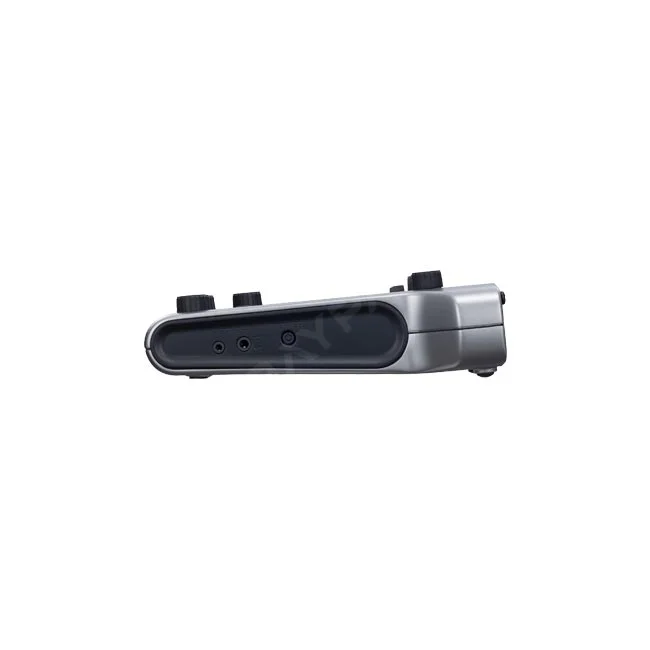 ZOOM PodTrak P4 側面端子部