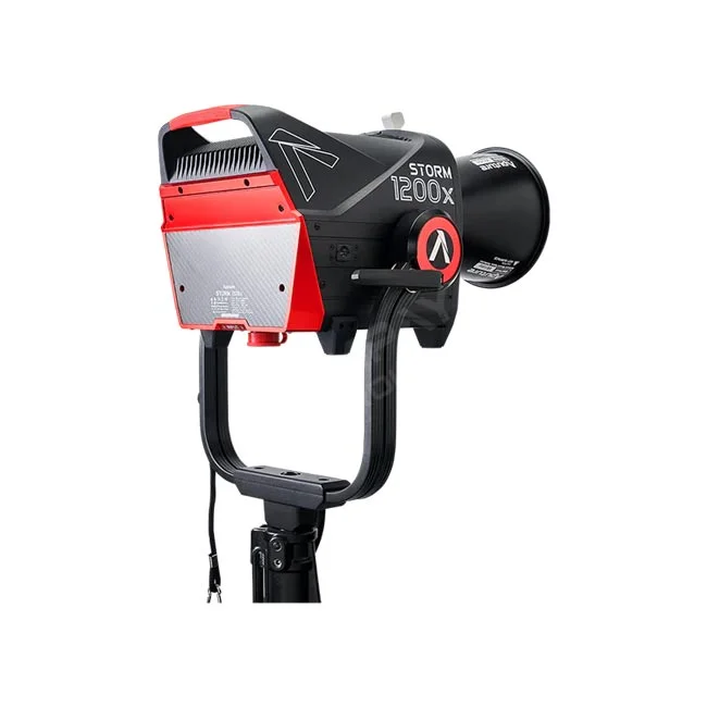 Aputure STORM 1200x 本体とヨークフレーム、スタンド装着状態の斜め後ろからのアングル