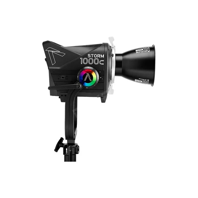 Aputure STORM 1000c LEDスポットライト本体の側面を捉えた撮影機材レンタル商品画像。デイペイレンタル｜DAYPAY RENTALで提供するプロ用照明機材の側面アングル。