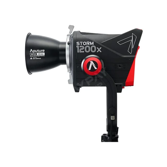 Aputure STORM 1200x 本体側面およびリフレクター装着状態