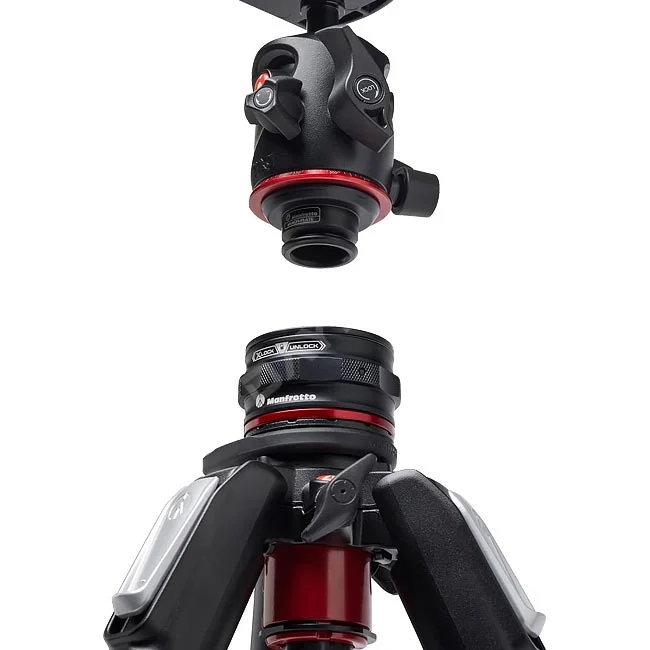Manfrotto 写真用カーボン三脚の雲台着脱部分とロック機構のアップ
