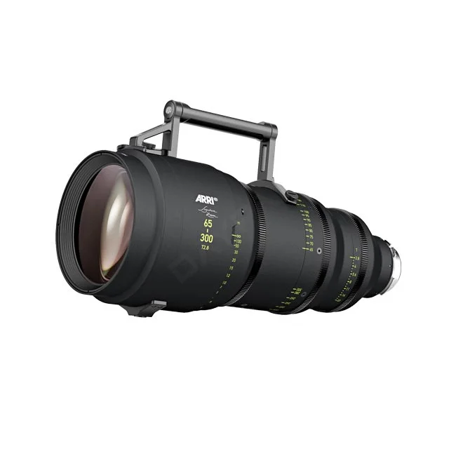 デイペイレンタル｜DAYPAY RENTALで取り扱う撮影機材レンタル「ARRI Signature Zoom 65-300mm T2.8」シネマレンズの全体像。大型の鏡筒や上部のハンドル、フォーカス・ズーム指標が確認できるカメラレンタル用の製品画像。