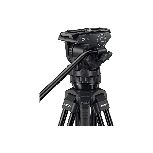 Sachtler Ace M GS MK II の雲台とパンハンドル、および三脚の上部接続部分のアップ