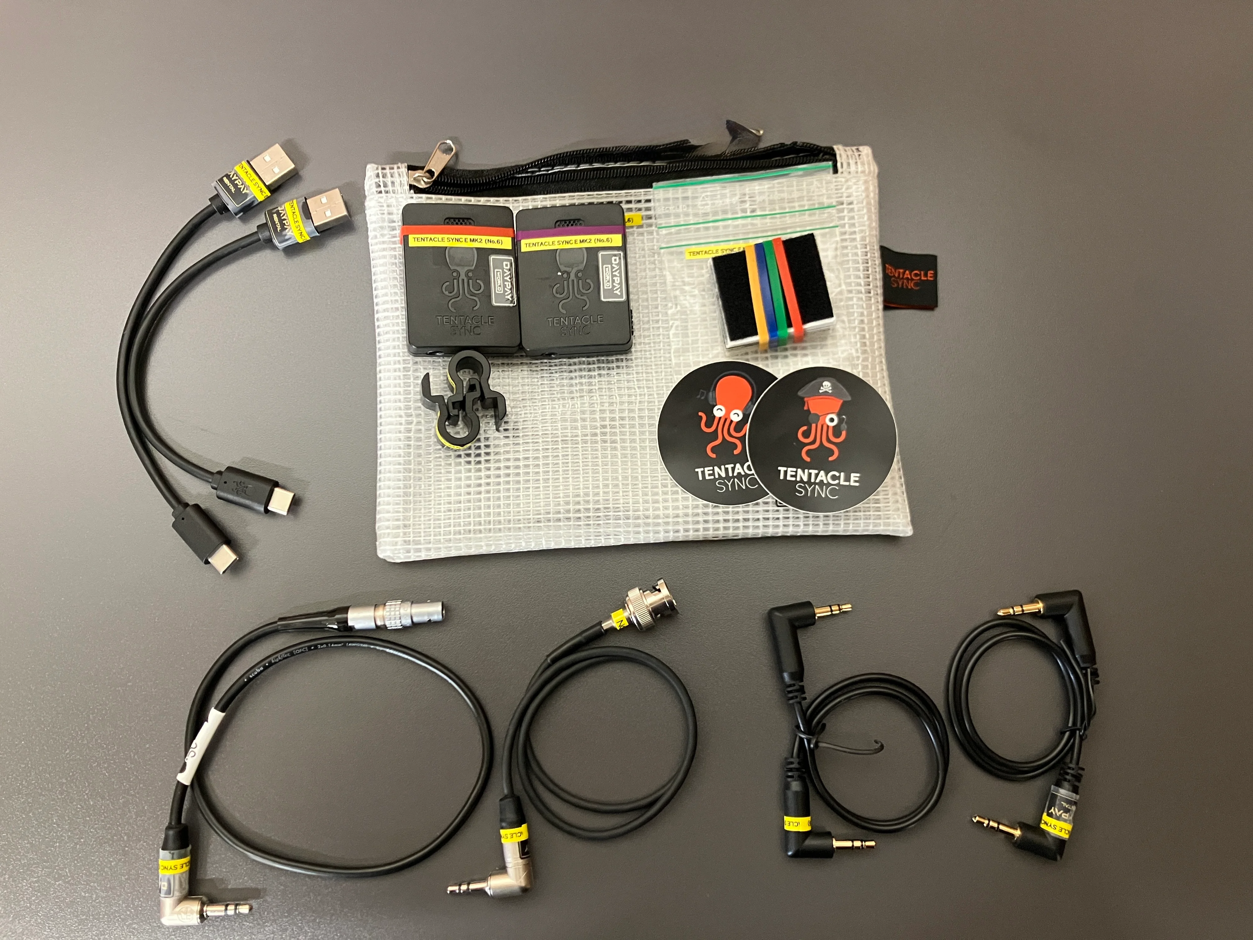 Tentacle SYNC E MK II Standard Setの本体や付属のケーブル、専用ポーチなどの同梱物一覧