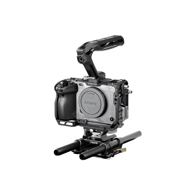 デイペイレンタル｜DAYPAY RENTALでレンタルできるSony FX3A Cage Full Setのカメラレンタル用トップ画像。Tiltaカメラケージとハンドル、ロッドが装着された状態のSony FX3Aボディ