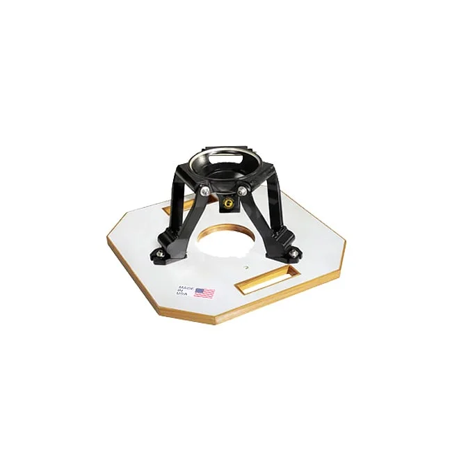 デイペイレンタル｜DAYPAY RENTALで提供する撮影機材レンタル用のAlan Gordon 150φ Hi-Hat（アラン ゴードン 150mmボウル ハイハット）の製品画像。黒い鋳造アルミニウム製のローアングル用カメラサポート機材が木製の板に固定されている様子。