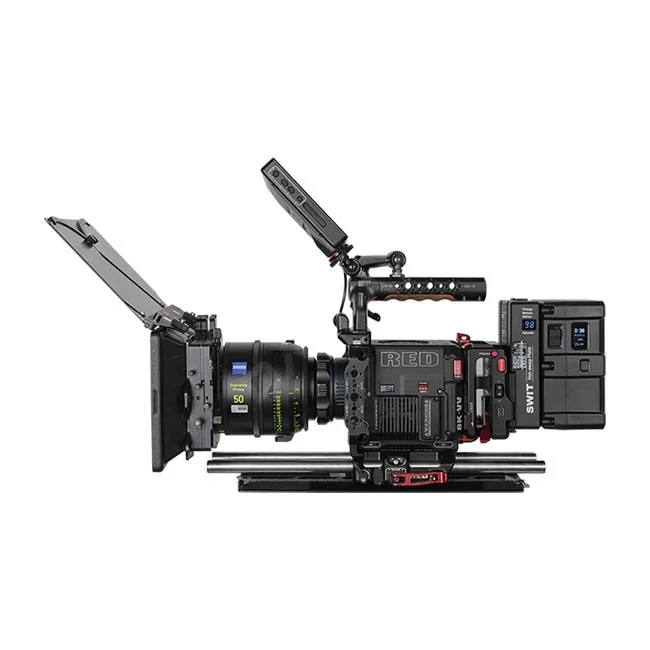 デイペイレンタル｜DAYPAY RENTALで提供するRED V-RAPTOR [X] 8K VVの撮影機材レンタル、カメラレンタル用トップ画像。マットボックスやレンズ、リグを装着した状態のシネマカメラ。